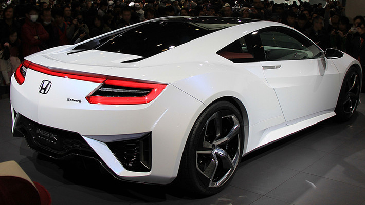 Honda NSX Concept trang bị hệ thống động cơ Sport Hybrid SH-AWD, sử dụng bộ động cơ V6 - động cơ điện dẫn động cầu sau, cùng hai động cơ điện dẫn động cầu trước. Ngoài ra xe còn được trang bị hộp số ly hợp kép tiên tiến, mang lại khả năng chuyển cấp số "mượt" và "êm" hơn.