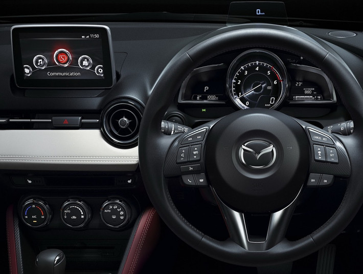 Ngoài ra, mẫu Subcompact này còn được trang bị hệ thống giải trí MZD Connect mới nhất của Mazda, tích hợp chức năng kết nối Internet, hỗ trợ rãnh tay sử dụng kết nối Bluetooth, nhận tin nhắn, Internet Radio...
