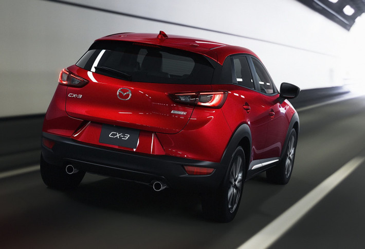 CX-3 thể hiện vẻ đẹp và sự tinh tế của ngôn ngữ KODO cùng với phong cách thiết kế hiện đại. Ngoại thất của xe khá ấn tượng với 4 tùy chọn màu sắc trẻ trung, kết hợp với độ bóng kim loại tạo hiệu ứng khúc xạ đẹp mắt.