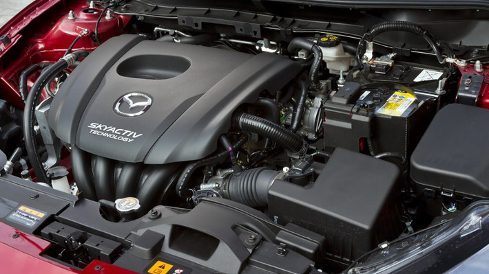 Mẫu Subcompact này được ra mắt với hai phiên bản động cơ xăng SKYACTIV-G 4 xy-lanh 2.0L và một phiên bản động cơ Diesel SKYACTIV-D 1.5L. Các chuyên gia dự đoán công suất của các động cơ này lên đến 155 mã lực và mô-men xoắn cực đại 203Nm, tương tự như Mazda 3.