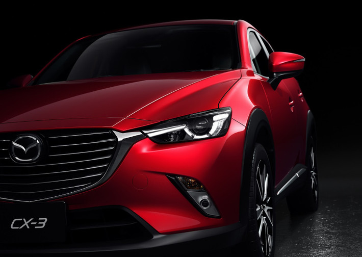 Mặt trước của CX-3 khá ấn tượng với lưới tản nhiệt đặc trưng Mazda, sơn màu bạc và gợi nhớ đến dòng chảy không khí và tốc độ. Đèn pha có thiết kế theo hình tượng đôi mắt, tích hợp một dãy đèn LED tinh tế.