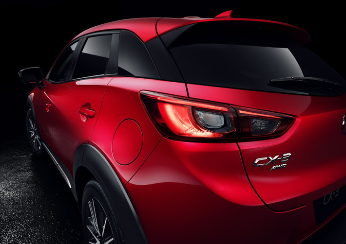 Các chi tiết ngoại thất thể hiện cái nhìn sâu sắc của Mazda về trào lưu thiết kế mới, được thể hiện một cách ấn tượng với tỷ lệ phù hợp. Nhìn tổng thể, thiết kế chiếc Subcompact này được chia thành 3 phần, tạo cảm giác chiếc xe lớn hơn so với kích thước thực tế.