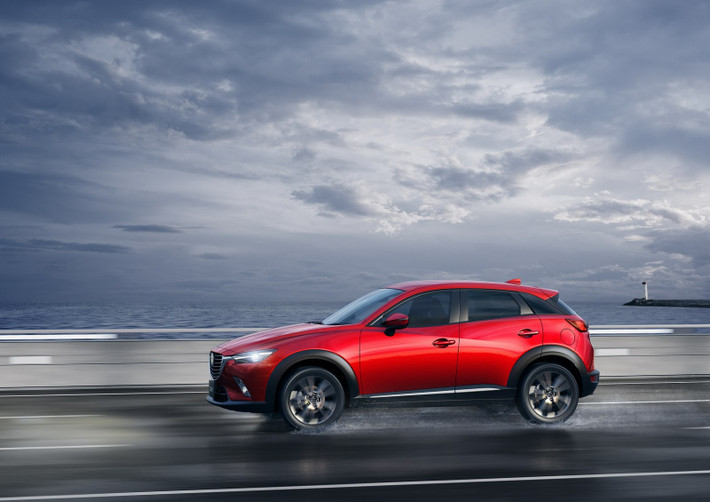 Có cùng chiều dài cơ sở với Mazda 2 Hatchback, nhưng CX-3 dài hơn 215mm và cao hơn 55mm, tạo ra không gian thoải mái cho người dùng. Kích thước tổng thể dài x rộng x cao của mẫu xe này tương ứng là 4.275mm x 1.765mm x 1.550mm.