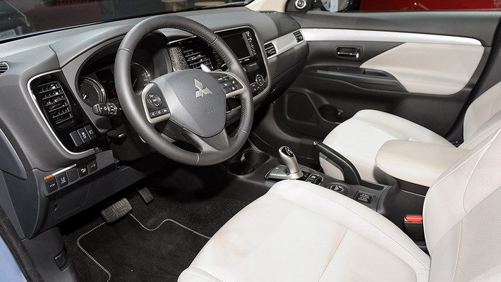 Mức tiêu hao nhiên liệu của Outlander PHEV chỉ khoảng 1.9L/100km trên đường kết hợp. Đây là mẫu SUV Plug-in Hybrid đầu tiên tại Nhật Bản. Tính từ khi bán ra vào tháng 6 năm 2014, mẫu xe này đã đạt doanh số 33.000 chiếc trên toàn cầu.