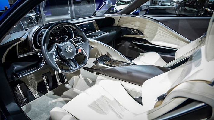 Lexus LF - LC Concept sử dụng hệ thống động cơ Hybrid, kết hợp hoạt động của động cơ xăng tăng áp 4 xi-lanh dẫn động cầu trước, động cơ điện dẫn động cầu sau và hợp số ly hợp kép 7 cấp. Nhiều chuyên gia dự đoán tổng công suất của toàn hệ thống hơn 400 mã lực.