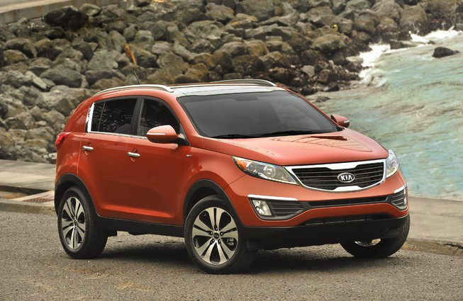Hãng xe Hàn Quốc cũng thêm một tùy chọn là động cơ Turbo Diesel 2.0L đạt công suất 184 mã lực với hiệu suất tuyệt vời và khả năng tăng tốc 0-100km/h chỉ trong vòng 9 giây. Các tùy chọn phiên bản cũng đa dạng với hệ thống truyền động FWD và AWD.