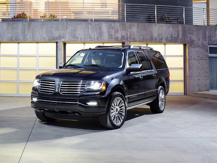 Lincoln Navigator 2015 được thiết kế lại hoàn toàn. Xe được trang bị động cơ EcoBoost 3.5 lít với công suất 380 mã lực, so với các phiên bản trước đây, chiếc Navigator mới mạnh mẽ hơn, nhưng vẫn tiết kiệm nhiên liệu hơn.