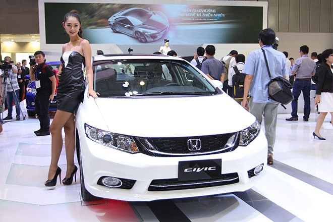Chuốt lại ngoại thất, bổ sung trang bị, Honda Civic có tạo được sự đột biến trong cuộc đua với các đối thủ cùng phân khúc như Toyota Altis?