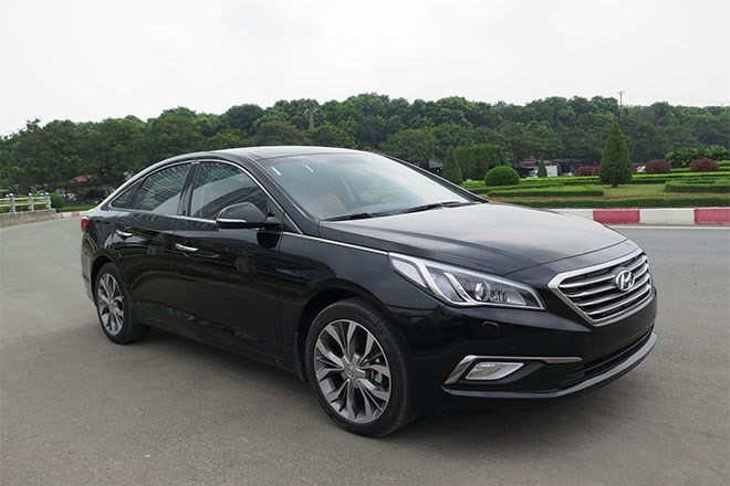 "Bớt trẻ trung", giá mềm hơn và thêm tiện nghi, Hyundai Sonata 2015 có rút ngắn được khoảng cách với đối thủ Toyota Camry trong cuộc đua lấy lòng khách hàng Việt?