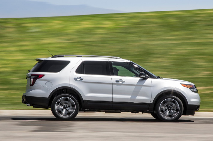 Ford Explorer là chiếc SUV lớn, với ba hàng ghế rộng rãi, cùng tùy chọn động cơ V6 mạnh mẽ. Ford Explorer luôn được đánh giá cao ở khả năng vận hành chính xác, cùng sự thoải mái cao với những người ngồi trên xe. Chiếc xe đủ chỗ cho 6 hay 7 người ngồi thoải mái dù không gian khoang hành lý có thể bị thu hẹp lại.