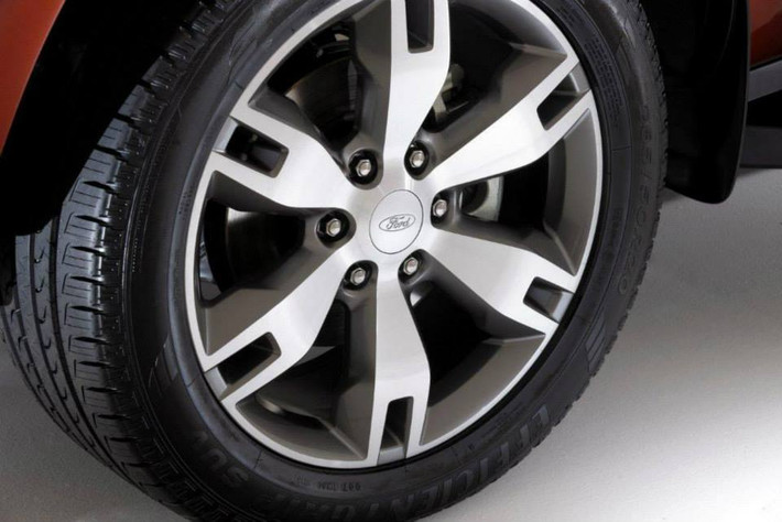 Khi chính thức trình làng, Everest 2015 sẽ là đối thủ của Toyota Fortuner, Mitsubishi Pajero Sport...
