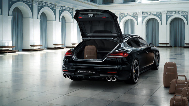 Khoang hành lý rộng rãi của xe. Porsche tặng khách hàng phụ kiện đi kèm gồm 5 túi hành lý các loại chất liệu da Poltrona Frau khi mua phiên bản này.