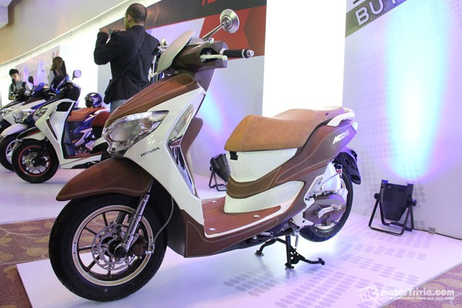 Honda Moove cũng được trang bị nhiều tính năng, công nghệ tiên tiến nhất của hãng xe Nhật ở thời điểm hiện tại. Trên hình là một mẫu Moove đã được độ lại.
