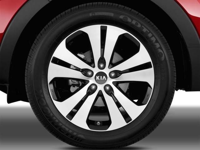 Mâm xe được làm bằng hợp kim nhôm với thiết kế không đổi.