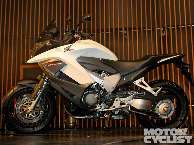 Honda Crossrunner được 2% khán giả tham quan EICMA 2014 lựa chọn là mẫu xe có thiết kế đẹp nhất. Cung cấp sức mạnh cho xe là khối động cơ V4, dung tích 782 phân khối, công suất 104 mã lực và mô-men xoắn cực đại 75 Nm.
