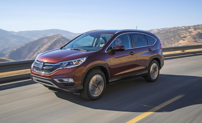 Honda CRV 2015 có động cơ mới tốt hơn, mạnh hơn so với bản cũ. Chiếc xe đánh bại nhiều đối thủ trong cùng phân khúc với trang bị hiện đại, cao cấp, cùng sức mạnh đáng nể. Điểm trừ duy nhất của Honda CRV có lẽ là phần đuôi xe có thiết kế khá thô. Honda CRV cũng được đánh giá cao ở khả năng bảo vệ an toàn cho mọi người trong gia đình.