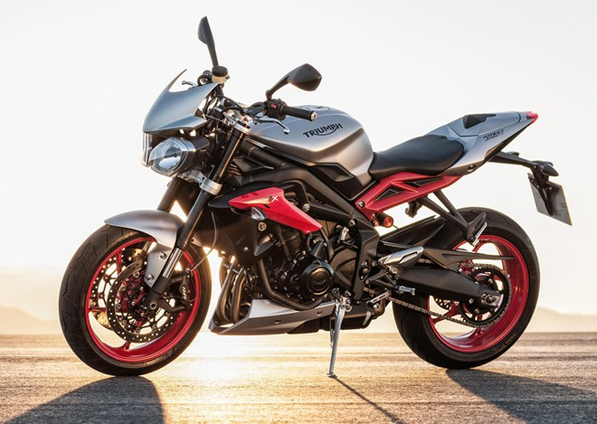 Đại diện đến từ Anh quốc, Triumph Street Triple RX được trang bị khối động cơ 3 xi-lanh từ người anh em Daytona 675, công suất 105 mã lực và mô-men xoắn cực đại 68 Nm.