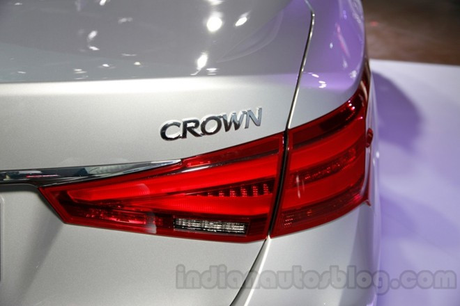 Crown 2015 gồm có 2 phiên bản động cơ 2,5 lít hút khí tự nhiên và động cơ tăng áp 2,0 lít. Hiện tại thông số chi tiết của xe chưa được tiết lộ. Tuy nhiên, Toyota cho biết Crown 2015 được trang bị nhiều tính năng an toàn như hệ thống phát hiện nguy cơ tai nạn PCS, phát hiện điểm mù BSM…