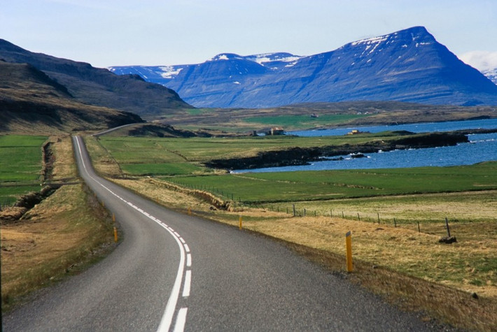 Iceland: 646 xe con/1.000 người. Đất nước có diện tích 100.000 km2 này chỉ có khu vực dân cư sinh sống khoảng 1.000 km2. Nhưng số lượng xe thì quá nhiều so với dân số. Lý do của nó đến từ việc hệ thống giao thông công cộng không phát triển và người dân thì chuộng việc sử dụng xe riêng hơn.