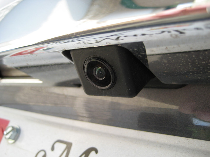 Camera quan sát phía sau sẽ trở thành tính năng bắt buộc trên tất cả những chiếc xe bán ra tại Mỹ vào năm 2018. Do đó, một chiếc xe sẽ giữ giá hơn nếu được trang bị tính năng này. Hai hãng xe có những chiếc xe giữ giá nhất tại Mỹ nhờ tính năng này là Nissan và BMW.
