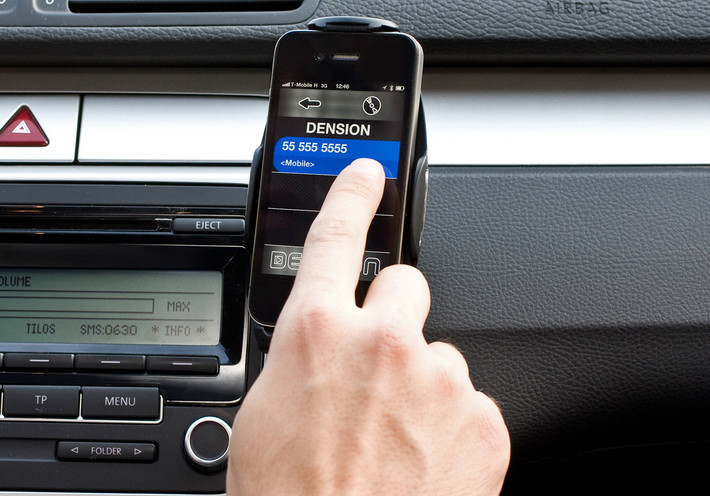 Bluetooth không chỉ giúp lái xe có thể trò chuyện rảnh tay mà còn cho phép lái xe bật những bản nhạc yêu thích thông qua các thiết bị di động, hay truy cấp Internet thông qua một số dịch vụ được cung cấp tại Mỹ như Spotify và Pandora. Đó là lý do Bluetooth được đánh giá cao trên mỗi chiếc xe mới bán ra.