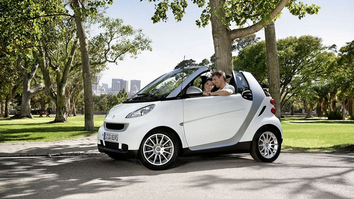 Smart Fortwo (giới thiệu lần đầu vào năm 1998). Xe sở hữu chiều dài 2.690 mm và được trang bị nhiều công nghệ hiện đại như hệ thống hỗ trợ lên dốc, chế độ số sàn và số tự động. Thế hệ hiện tại của mẫu xe này vừa được ra mắt tại triển lãm Paris 2014.