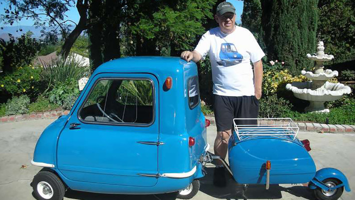 Peel P50 (sản xuất năm 1962-1965). Mẫu xe 3 bánh này sở hữu kích thước dài x rộng chỉ 1.372 x 991 (mm) và trọng lượng chỉ 59kg. Xe được trang bị động cơ DKW 49cc với tốc độ tối đa gần 60km/h, số sàn 3 cấp. Mức tiêu hao nhiên liệu ở 2,8 lít/100km.
