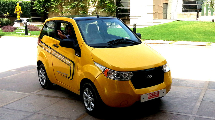 Mahindra e2o (sản xuất năm 2013). Xe có chiều dài 3.280 mm, rộng 1.514 mm, cao 1.560 mm và trọng lượng 830kg. Mahindra e2o được trang bị Pin Li-on 48V, có thể đi được quãng đường 120km khi sạc đầy.