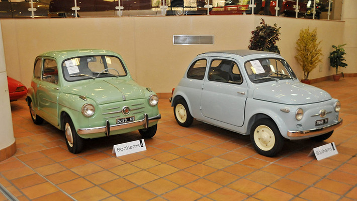 Fiat 500 (sản xuất năm 1957-1975). Xe sở hữu chiều dài 2.970 mm, rộng 1.320 mm, cao 1.320 mm và trọng lượng chỉ 499kg. 3 phiên bản của Fiat 500 bao gồm Saloon 2 cửa, Estate 3 cửa và Panel Van 3 cửa, trang bị động cơ I2 479cc, 499cc và 594cc làm mát bằng gió và hộp số sàn 4 cấp.