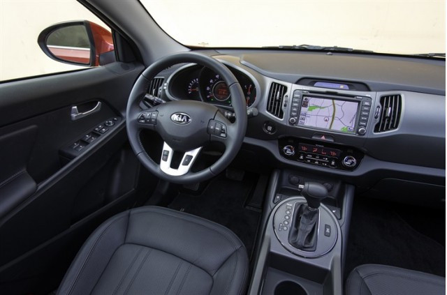 Kia Sportage 2015 có cabin hiện đại được trang bị nội thất khá cao cấp cùng các tính năng lái xe cũng như giải trí mới nhất.