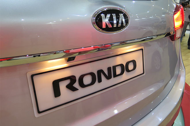 Kia Rondo có giá lần lượt từ 729 triệu đồng với bản AT máy xăng, 769 triệu đồng cho bản máy dầu và 828 triệu đồng với bản máy xăng Premium. Mức giá này hiện đang nhỉnh hơn đối thủ Toyota Innova hơn 10 triệu đồng.