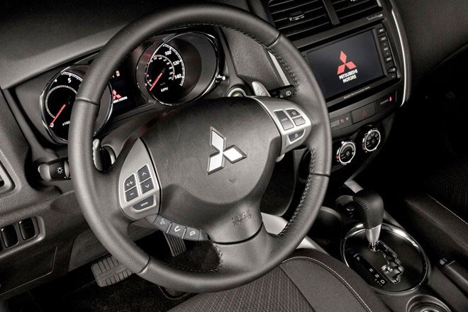 Đưa ra 2 phiên bản nhưng Outlander Sport chỉ trang bị 1 loạt động cơ cũng như hộp số. Xe sử dụng động cơ 2.0 MIVEC, công suất 150 mã lực, mô-men xoắc cực đại 197 Nm đi kèm hộp số tự động CVT có lẫy sang số trên vô lăng.
