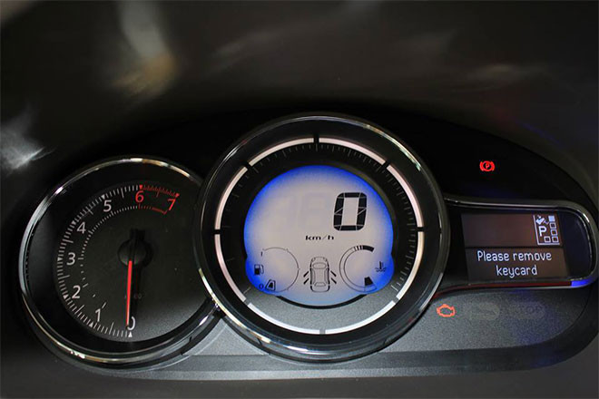 Các trang bị an toàn tiêu chuẩn gồm 6 túi khí, phanh đĩa tích hợp chống bó cứng phanh (ABS), phân bổ lực phanh điện tử (EBD)...