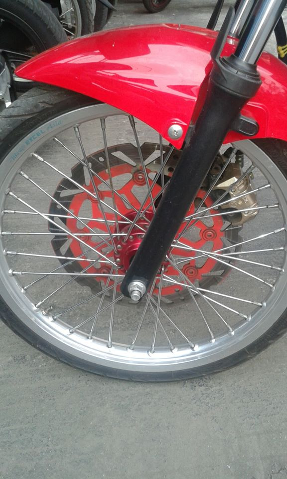 Dĩa trước là hàng đồ chơi khá lòe loẹt.
