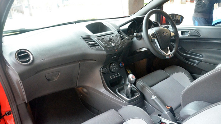 Fiesta ST nhanh chóng gây ấn tượng với các tín đồ xe thể thao nhờ được trang bị bộ ghế vải màu Xám Silverstone hoặc Than Đen cùng với mặt trước màu Recaros nổi bật.