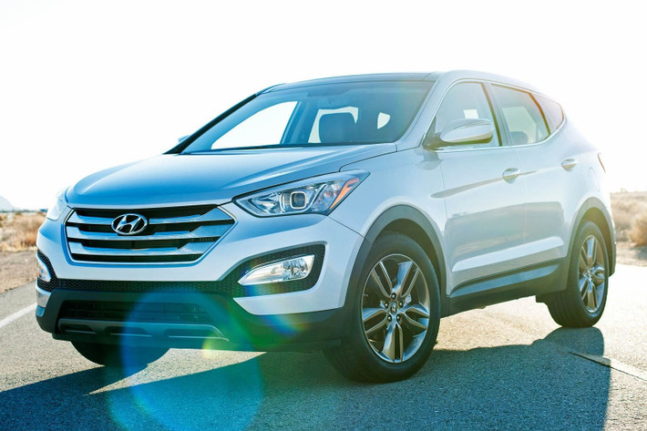 Hyundai Santa Fe GLS FWD là một chiếc SUV cỡ trung có thiết kế, trang bị và khả năng vận hành tốt. Chiếc SUV này cũng khá tiết kiệm nhiên liệu, vận hành linh hoạt, thoải mái. Hyundai Santa Fe được trang bị động cơ V6 tiêu chuẩn, hệ thống đèn pha LED có thiết kế hiện đại, tăng cường độ sáng và giúp tăng khả năng quan sát trong mọi điều kiện thời tiết.