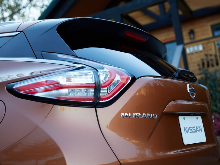 Nissan Murano mới còn được trang bị tùy chọn đèn pha LED (tiêu chuẩn trên phiên bản Platinum), tích hợp hệ thống đèn chạy ban ngày. Công nghệ đèn pha này mang lại hiệu suất ánh sáng cao, chất lượng tốt hơn nhưng khối lượng giảm đáng kể (so với đèn Halogen và Xenon).