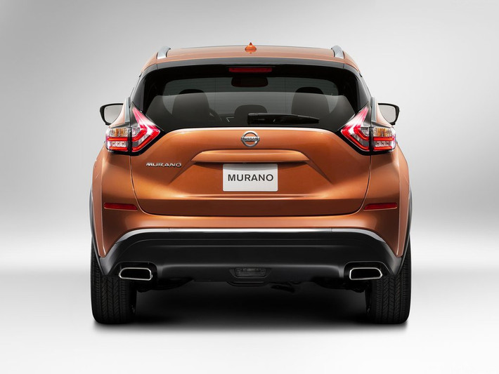 Ngoại thất xe nổi bật với cụm đèn pha và đèn hậu kiểu Boomerang, giống như trên chiếc Nissan 370Z. Họa tiết bên trong hai cụm đèn này cũng được thiết kế sắc xảo, tinh tế hơn, tạo cảm giác như dòng chảy không khí và làm nổi bật hình dáng Boomerang độc đáo.