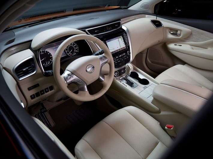 Nissan Murano mới được trang bị màn hình thông tin giải trí cảm ứng 8.0 inch đặt ở giữa cùng với một màn hình Nissan Advanced Drive-Assist Display 7.0 inch. Hệ thống điều khiển âm thanh của xe được nâng cấp, tích hợp nhiều tính năng mới và được chia sẻ công nghệ từ hai "người anh em" Altima và Pathfinder.