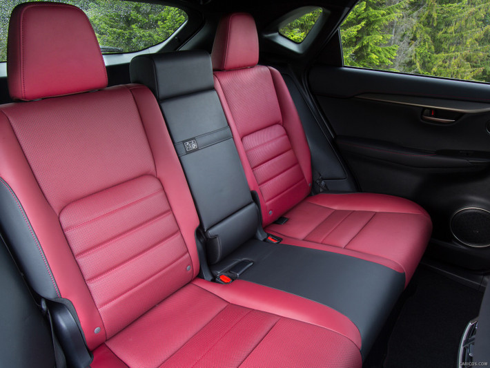 Nội thất Lexus NX200t được thiết kế theo phong cách trẻ trung thể thao hướng đến những khách hàng trẻ tuổi. Xe được trang bị ghế da có thiết kế thể thao, bảng tablo bọc da nổi bật với các đường chỉ may liên mạch.