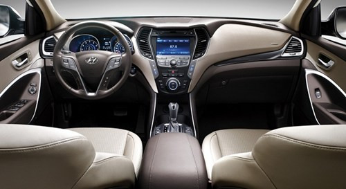 Để thích hợp với thị trường Việt Nam, Hyundai trang bị cho Santa Fe mới hệ thống dẫn đường theo bản đồ Việt Nam, giúp lái xe chủ động trên mọi nẻo đường.