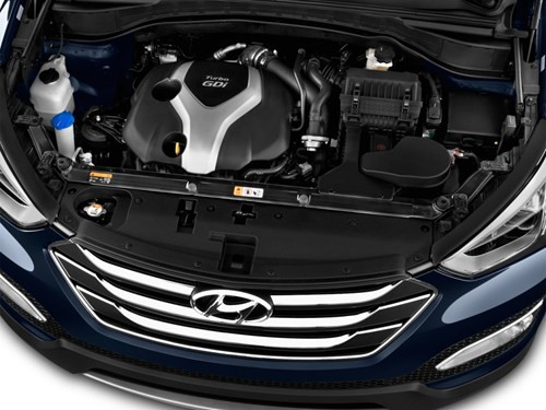 Hyunda Santa Fe 2015 được trang bị 2 lựa chọn động cơ xăng và dầu. Động cơ xăng 2.4L cho công suất cực đại 176 mã lực và mô-men xoắn cực đại 231 Nm.