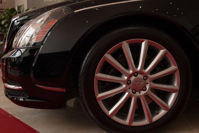 Maybach 62S mất 5,2 giây để tăng tốc lên 100km/h từ vị trí xuất phát, tốc độ tối đa vào khoảng 250km/h. Hộp số tự động 5 cấp với bảng điều khiển được phủ carbon ấn tượng.