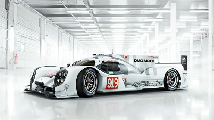 Porsche 919 Hybrid. Xe được ra mắt đầu tiên tại triển lãm xe hơi Geneva 2013. Mẫu xe này là sự phối hợp tuyệt vời của công nghệ tiên tiến nhất từ hệ thống động cơ Hybrid, khung gầm, hệ thống phục hồi năng lượng, hộp số, hệ thống điều khiển đến thiết kế tối ưu khí động học.