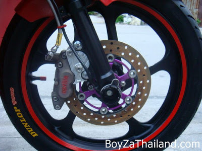 Heo dầu Aprilla và đĩa kiểu Thái tạo cho xe một hệ thống phanh an toàn. Vỏ Dunlop cực tốt rất bám đường.