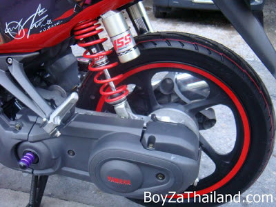 Phuộc YSS bình dầu bao êm ái cho xe vận hành nuột nà không bị xóc trên đường. Nguồn ảnh: Boyzathailand.com.