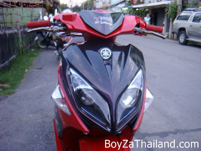 Đầu xe khá ngầu với gương cầu Xenon và cặp tay thắng biker rất sắc nét.