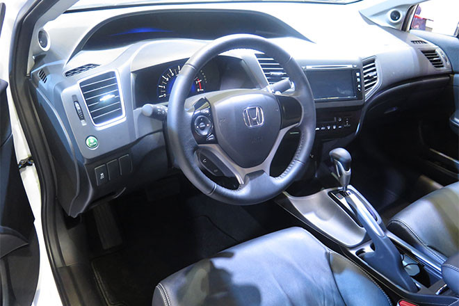Honda Civic mới có giá bán 780 triệu đồng cho phiên bản 1.8AT và 869 triệu đồng cho phiên bản 2.0L.