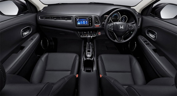 Honda Thái Lan cung cấp 3 phiên bản S, E và EL. Phiên bản cơ bản HR-V S được trang bị tiêu chuẩn ghế ngồi Ultra Seat, chìa khóa thông minh khởi động bằng nút bấm, phanh điện tử, nút chế độ tiết kiệm nhiên liệu ECO, đèn đuôi LED...