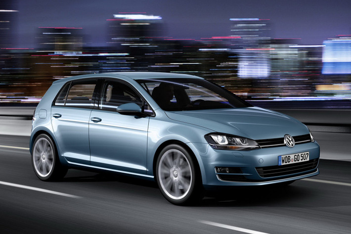 Volkswagen Golf. Thế hệ thứ 7 cung cấp cho bạn tất cả những gì mà bạn mong muốn ở một chiếc xe gia đình ở phân khúc bình dân. Chiếc xe có phong cách thiết kế hiện đại, động cơ diesel 2.0 lít rất sạch và tiết kiệm nhiên liệu, hoặc một động cơ xăng mạnh mẽ hơn.